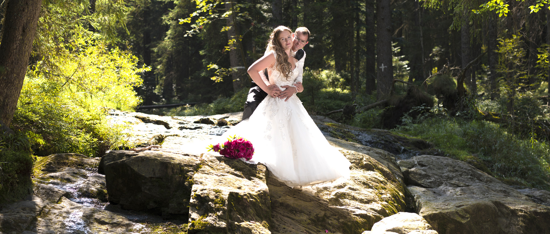 Hochzeitsfotograf, Brautpaar, Wald, Wasserlauf, Brautstrauß